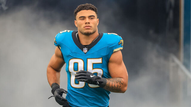 JACKSONVILLE, FLORIDA - JANUARY 4: Brenton Strange #85 of the Jacksonville Jaguars takes the field prior to the game against the Tennessee Titans at EverBank Field on January 4, 2026 in Jacksonville, Florida.