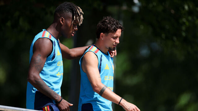 CHATTANOOGA, TENNESSEE - JUNE 19: Nico Williams #17 and Yeremy Pino #11 of Spain arrive to the field prior to the training at Baylor School on June 19, 2026 in Chattanooga, Tennessee.