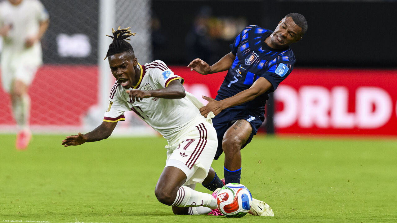 ZAPOPAN, MEXICO - JUNE 26: Nico Williams of Spain (L) fights for the ball with Nicolas De La Cruz of Uruguay (R) during the FIFA World Cup 2026 Group H match between Uruguay and Spain at Guadalajara Stadium on June 26, 2026 in Zapopan, Mexico.