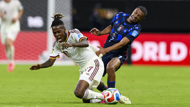 ZAPOPAN, MEXICO - JUNE 26: Nico Williams of Spain (L) fights for the ball with Nicolas De La Cruz of Uruguay (R) during the FIFA World Cup 2026 Group H match between Uruguay and Spain at Guadalajara Stadium on June 26, 2026 in Zapopan, Mexico.