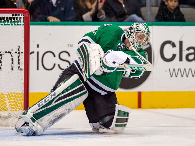 GIF: Kari Lehtonen stretch pass sets up Seguin's breakaway goal