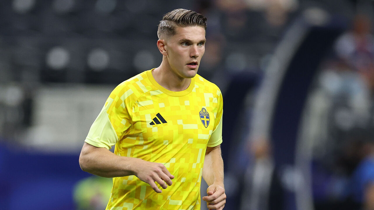 ARLINGTON, TEXAS - JUNE 25: Victor Gyokeres #17 of Sweden warms up before the FIFA World Cup 2026 Group F match between Japan and Sweden at Dallas Stadium on June 25, 2026 in Arlington, Texas.