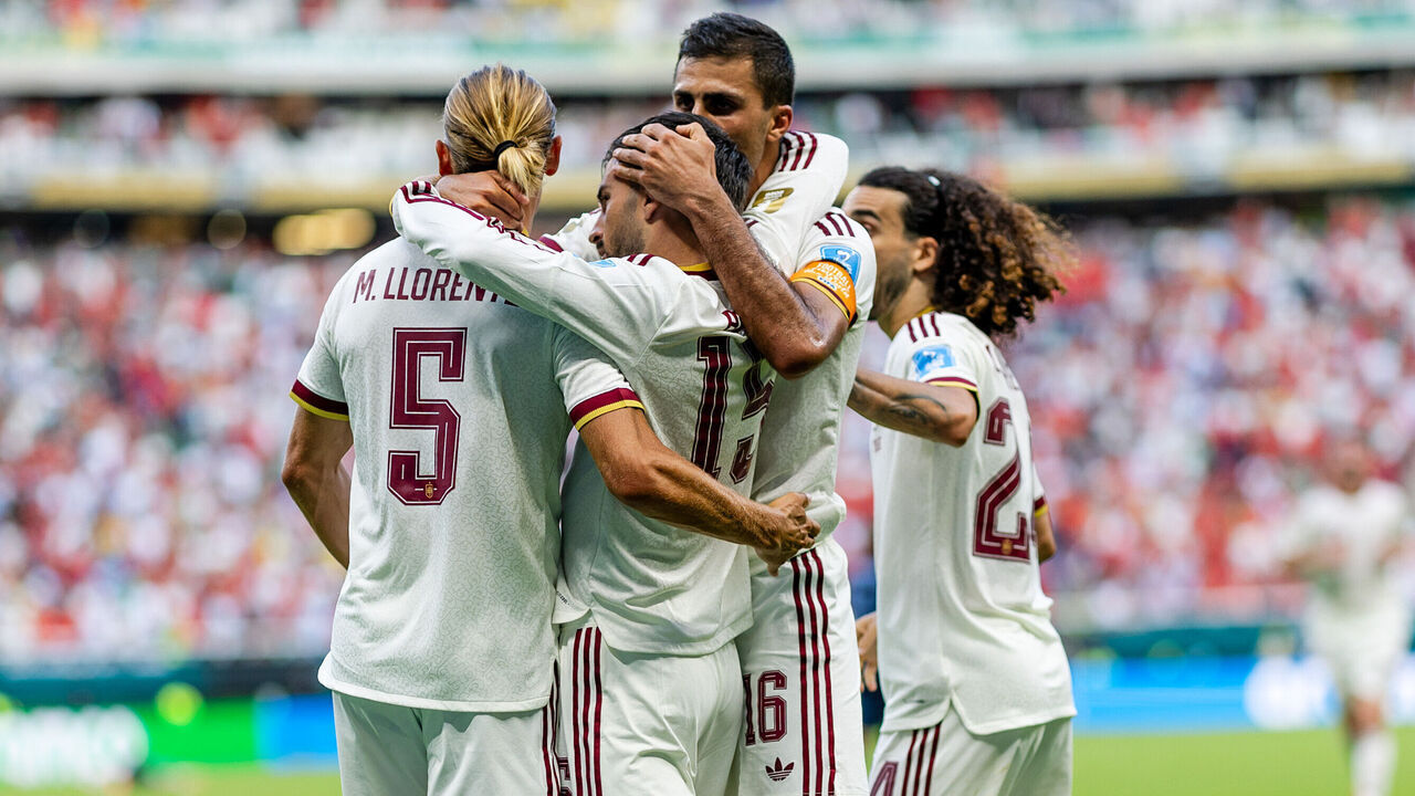 GUADALAJARA, MEXICO - JUNE 26: Alex Baena of Spain celebrates 0-1 with Rodri of Spain, Marcos Llorente of Spain, Marc Cucurella of Spain during the World Cup match between Uruguay v Spain at the Guadalajara Stadium on June 26, 2026 in Guadalajara Mexico