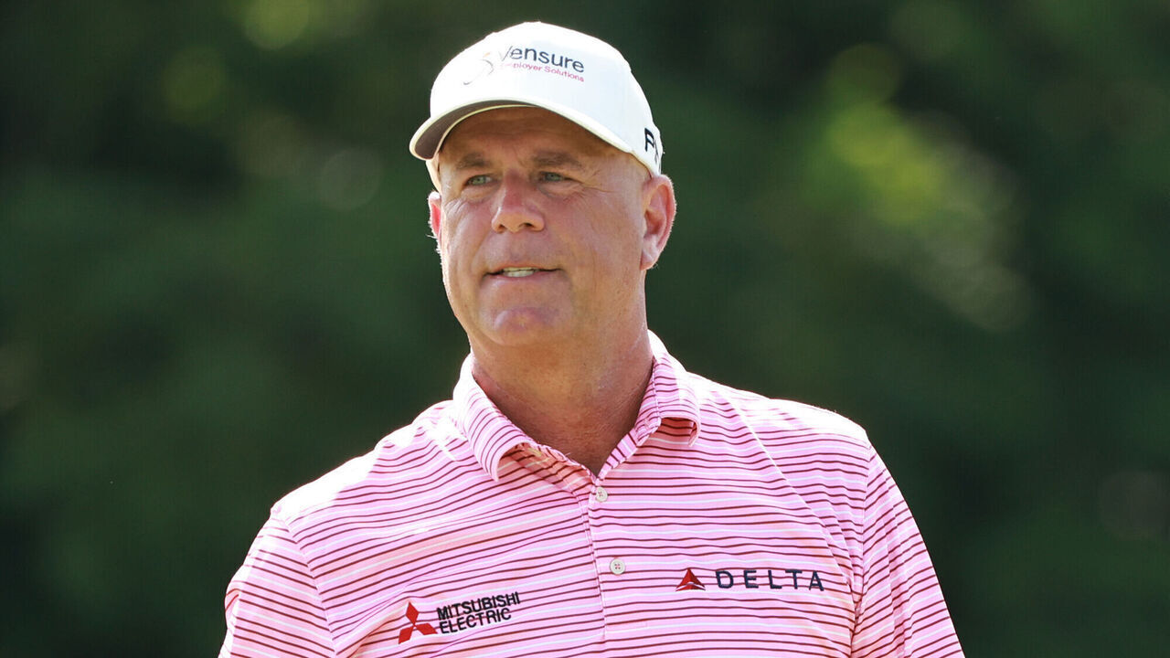 COLUMBUS, OHIO - JULY 2: Stewart Cink of the United States plays his putt on the 12th green during the first round of the U.S. Senior Open Championship 2026 at Scioto Country Club in Columbus, Ohio, USA Thursday, July 2, 2026.