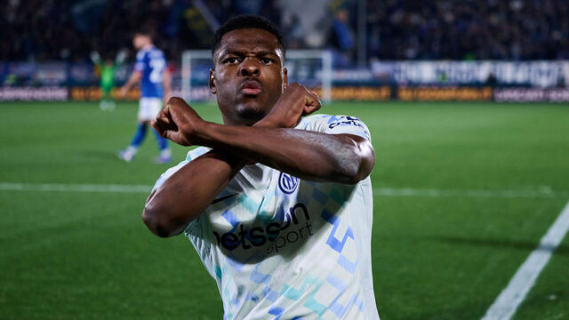 COMO, ITALY - APRIL 12: Denzel Dumfries of FC Internazionale celebrates with teammates after scoring his team's third goal during the Serie A match between Como 1907 and FC Internazionale at Giuseppe Sinigaglia Stadium on April 12, 2026 in Como, Italy.