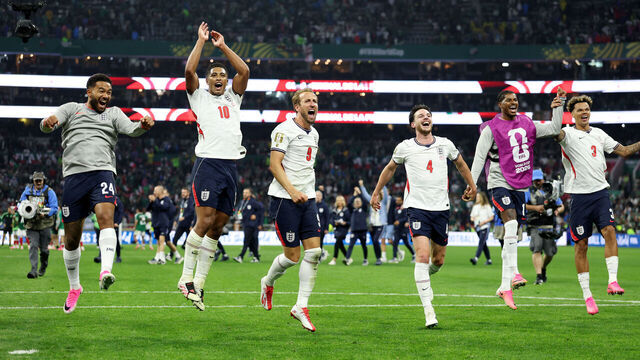 MEXICO CITY, MEXICO - JULY 05: Harry Kane #9 of England and teammates celebrate after the team's 3-2 victory during the FIFA World Cup 2026 Round of 16 match between Mexico and England at Mexico City Stadium on July 05, 2026 in Mexico City, Mexico.