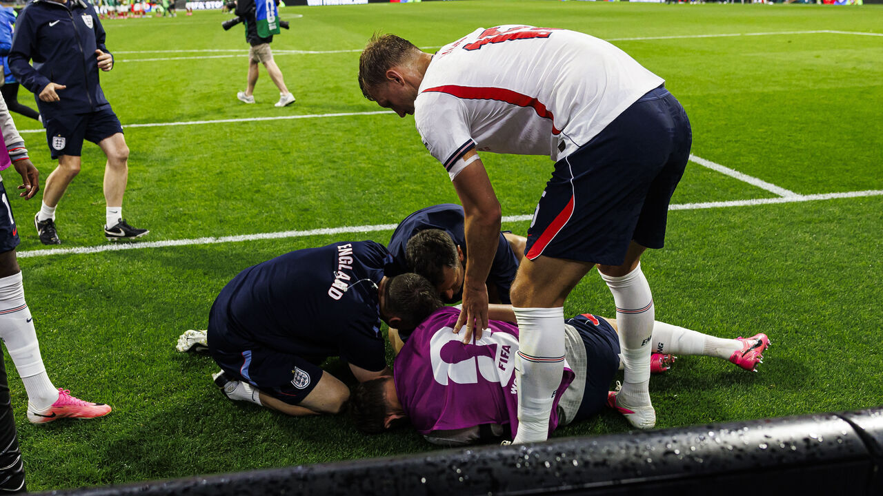 MEXICO CITY, MEXICO - JULY 5: Dan Burn of England (R) tries to help his teammate Jordan Henderson who was injured amid the celebrations after winning the FIFA World Cup 2026 Round Of 16 match between Mexico and England at Mexico City Stadium on July 5, 2026 in Mexico City, Mexico.