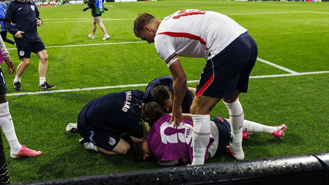 MEXICO CITY, MEXICO - JULY 5: Dan Burn of England (R) tries to help his teammate Jordan Henderson who was injured amid the celebrations after winning the FIFA World Cup 2026 Round Of 16 match between Mexico and England at Mexico City Stadium on July 5, 2026 in Mexico City, Mexico.