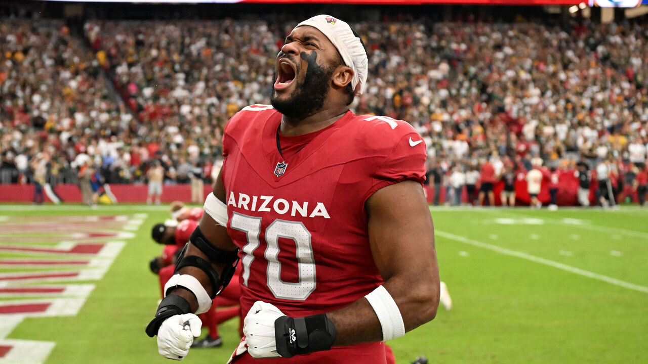GLENDALE, ARIZONA - OCTOBER 19: Paris Johnson Jr #70 of the Arizona Cardinals warms up against the Green Bay Packers during the NFL 2025 game at State Farm Stadium on October 19, 2025 in Glendale, Arizona.