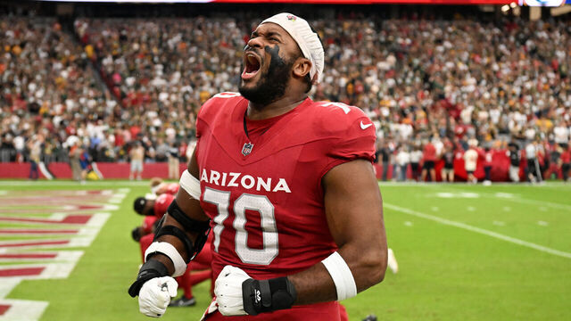 GLENDALE, ARIZONA - OCTOBER 19: Paris Johnson Jr #70 of the Arizona Cardinals warms up against the Green Bay Packers during the NFL 2025 game at State Farm Stadium on October 19, 2025 in Glendale, Arizona.