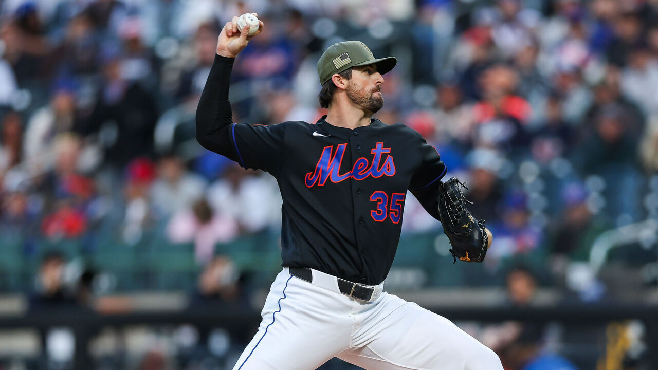 NEW YORK, NEW YORK - MAY 15: Clay Holmes #35 of the New York Mets pitches during the game against the New York Yankees at Citi Field on May 15, 2026 in the Queens borough of New York City.