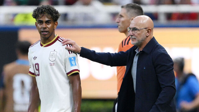 ZAPOPAN, MEXICO - JUNE 26: Luis de la Fuente, Head Coach of Spain, speaks to Lamine Yamal #19 during the FIFA World Cup 2026 Group H match between Uruguay and Spain at Guadalajara Stadium on June 26, 2026 in Zapopan, Mexico.