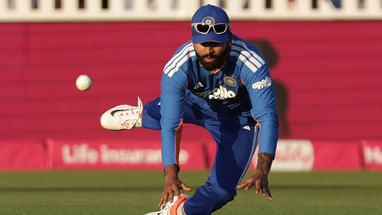 India's Shreyas Iyer drops the catch of England's Phil Salt during the fourth Vitality IT20 match at the Seat Unique Stadium, Bristol. Picture date: Thursday July 9, 2026.