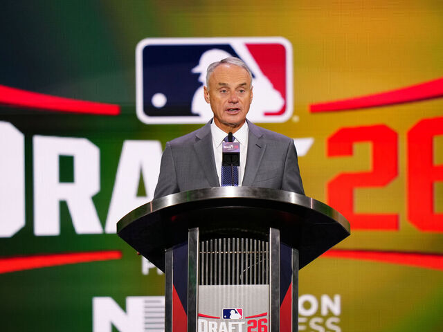 Manfred mispronounces No. 1 pick Cholowsky's name in MLB