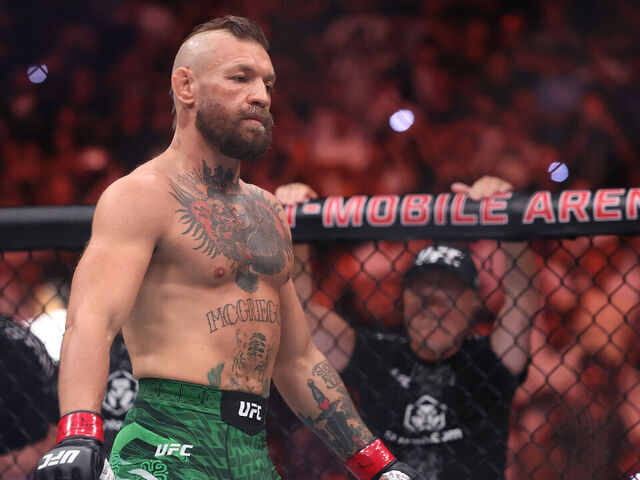McGregor hurts leg, loses UFC comeback fight vs. Holloway