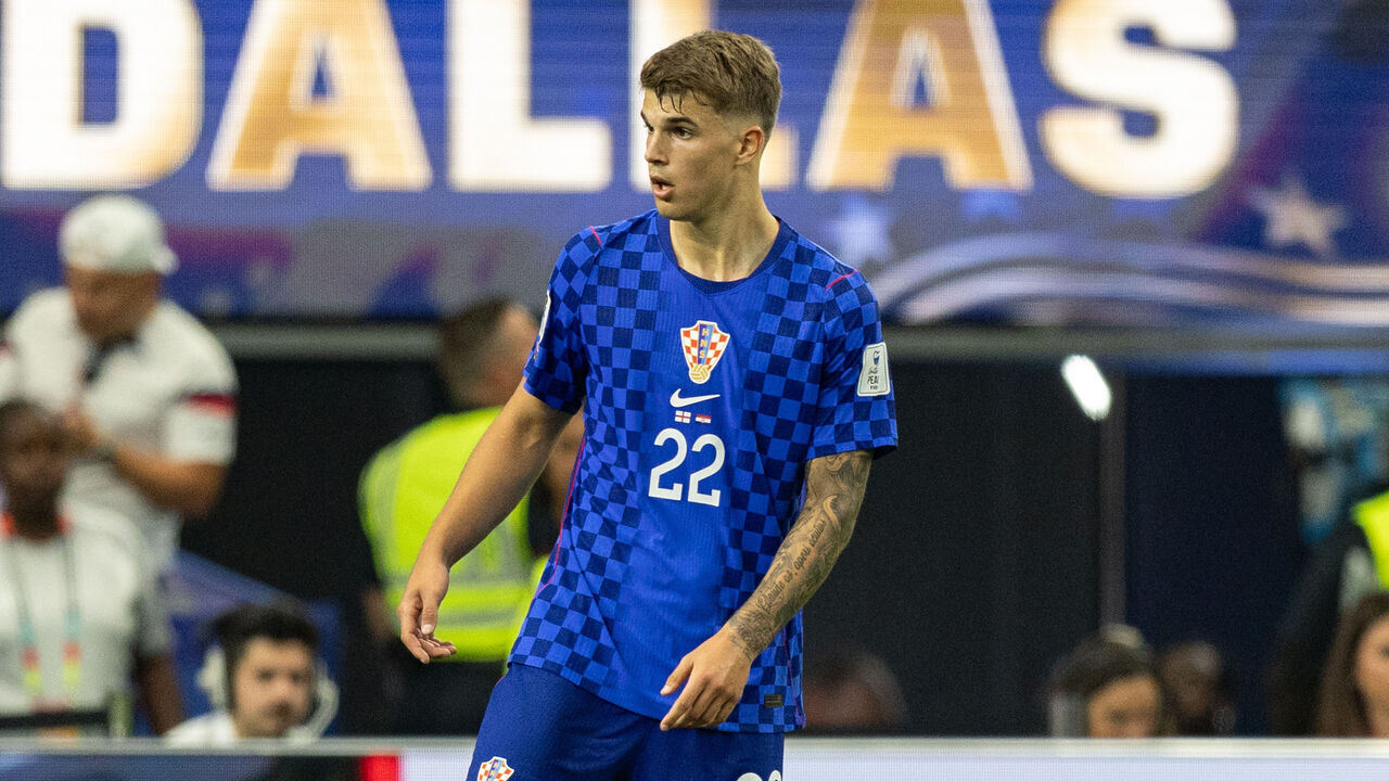 ARLINGTON, TEXAS - JUNE 17: Luka Vukovi #22 of Croatia moves with the ball during the FIFA World Cup 2026 Group L match between England and Croatia at Dallas Stadium on June 17, 2026 in Arlington, Texas.