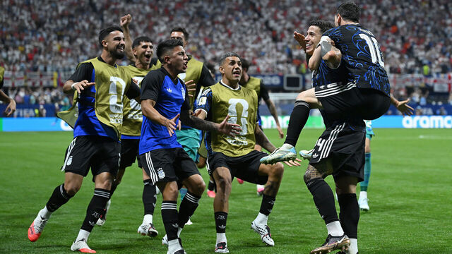ATLANTA, GEORGIA - JULY 15: Enzo Fernandez #24 of Argentina celebrates with teammates after scoring the team's first goal during the FIFA World Cup 2026 Semi Final match between England and Argentina at Atlanta Stadium on July 15, 2026 in Atlanta, Georgia.