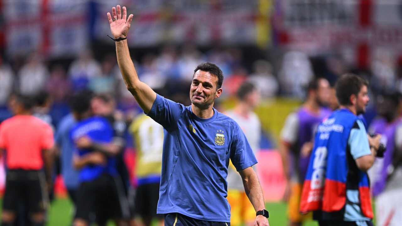 15 July 2026, United States, Atlanta: Soccer, Men, 2026 World Cup, England vs. Argentina, Semifinal, Atlanta Stadium, Coach Lionel Scaloni (Argentina) celebrates after the game. PLEASE NOTE: In accordance with FIFA regulations, these images may be used exclusively for editorial purposes. Commercial use is prohibited. Furthermore, no video-like sequences may be created, and no alterations may be made to the image, either in the foreground or the background. Photo: Tom Weller/dpa