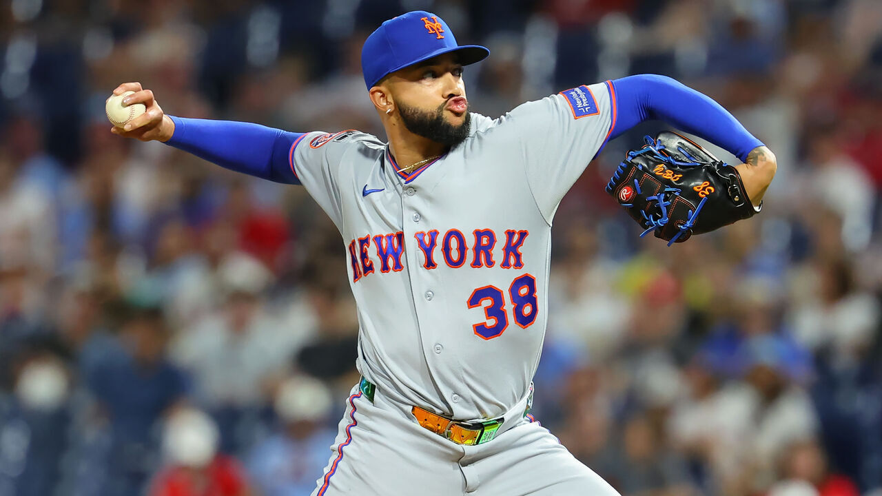 PHILADELPHIA, PENNSYLVANIA - JUNE 18: Devin Williams #38 of the New York Mets throws a pitch during a game against the Philadelphia Phillies at Citizens Bank Park on June 18, 2026 in Philadelphia, Pennsylvania. The Mets won 6-4.