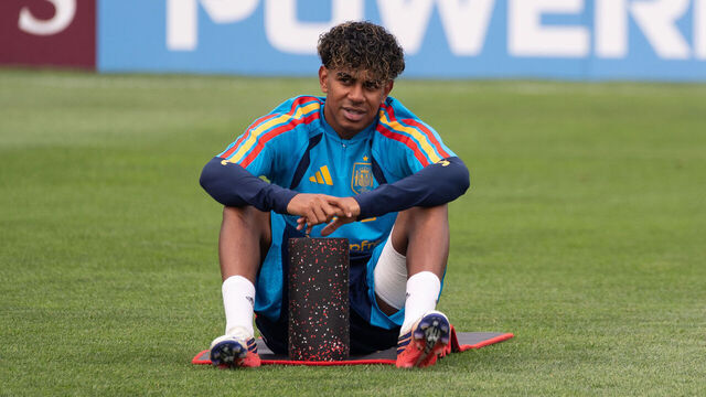 EAST HANOVER, NEW JERSEY, UNITED STATES - JULY 16: Players of Spanish national team take part in training session for the 2026 FIFA World Cup final against Argentina at the Gotham Training Facility in New Jersey on July 16, 2026. Lamine Yamal and Pedro Porro took part in light individual stretching during the open portion of training instead of the team's passing drills. Spain trained under hazy skies as smoke from ongoing Canadian wildfires reduced air quality and visibility across the New York metropolitan area ahead of Sunday's final at New York New Jersey Stadium.
