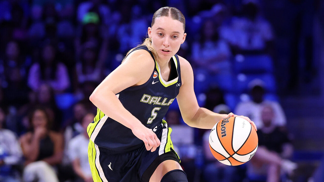ARLINGTON, TEXAS - JULY 19: Paige Bueckers #5 of the Dallas Wings controls the ball during the second quarter against the Los Angeles Sparks at College Park Center on July 19, 2026 in Arlington, Texas.