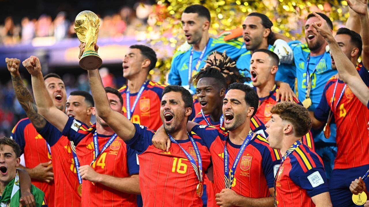 19 July 2026, United States, East Rutherford: Soccer, Men's, 2026 World Cup, Final, Spain vs. Argentina, New York-New Jersey Stadium in East Rutherford; Rodri (Spain) holds aloft the World Cup trophy during the award ceremony and celebrates the World Cup title with his teammates. PLEASE NOTE: In accordance with FIFA regulations, these images may be used exclusively for editorial purposes. Commercial use is prohibited. Furthermore, no video-like sequences may be created, and no alterations may be made to the image, either in the foreground or the background. Photo: Tom Weller/dpa