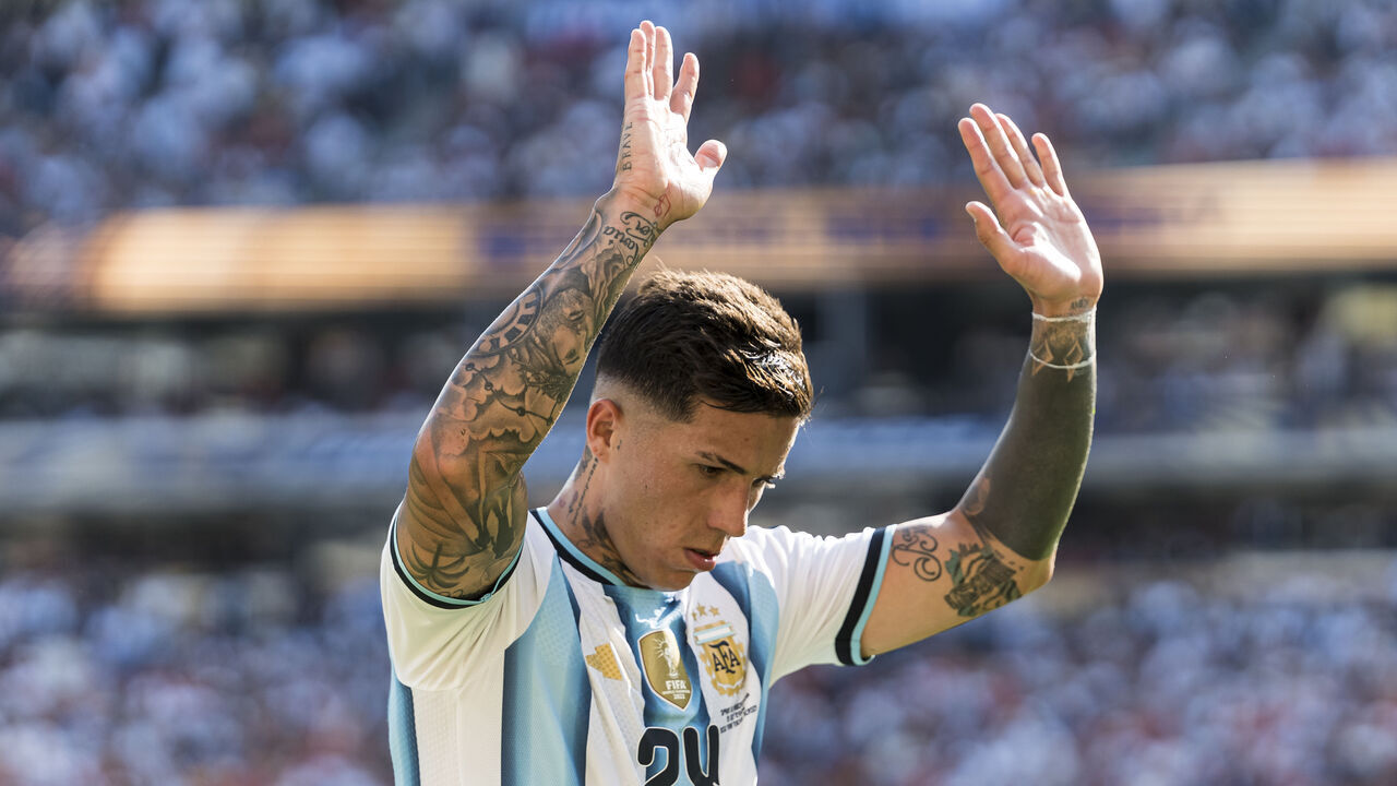 EAST RUTHERFORD, NEW JERSEY - JULY 19: Enzo Fernandez of Argentina apologizes to fans during the FIFA World Cup 2026 Final match between Spain and Argentina at New York New Jersey Stadium on July 19, 2026 in East Rutherford, United States.