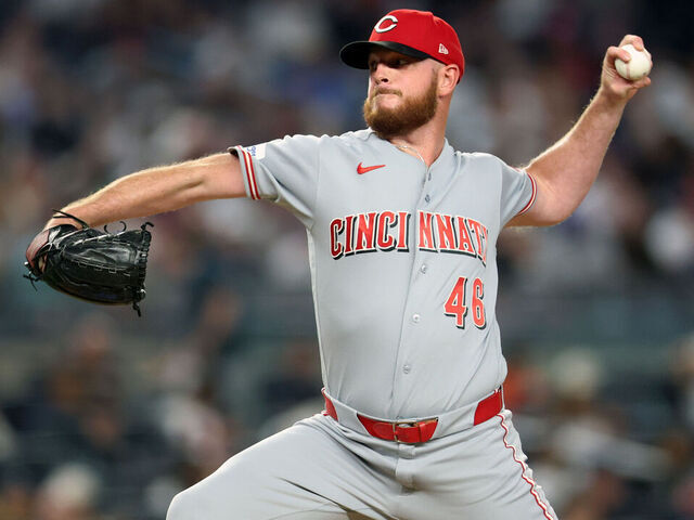 Reds' Ferguson apologizes for calling umpire 'fat