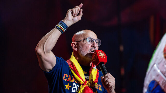 MADRID, SPAIN - JULY 20: Head Coach Luis de la Fuente of Spain celebrate on stage during the FIFA World Cup 2026 parade on July 20, 2026 in Madrid, Spain. The final match of the FIFA World Cup 2026 was held at New York New Jersey Stadium in New Jersey between Spain and Argentina.