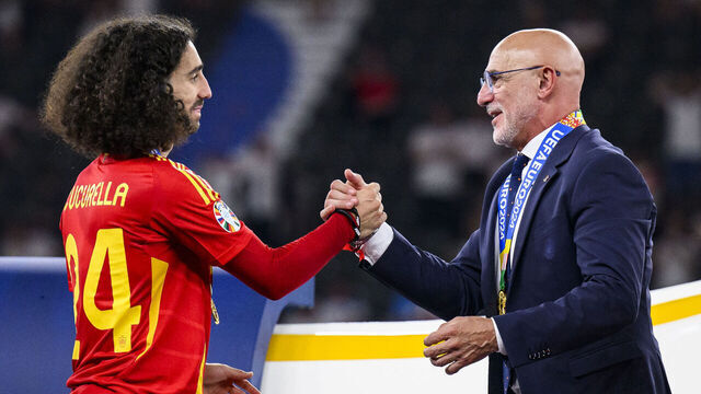 14 July 2024, Berlin: Soccer, UEFA Euro 2024, European Championship, Final, Spain - England, Olympiastadion Berlin, Spain's Marc Cucurella (l) claps with Spain's coach Luis de la Fuente (r) at the award ceremony. Photo: Tom Weller/dpa