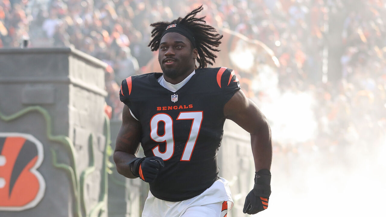 CINCINNATI, OH - JANUARY 04: Cincinnati Bengals defensive end Shemar Stewart (97) runs onto the field before the game against the Cleveland Browns and the Cincinnati Bengals on January 4, 2026, at Paycor Stadium in Cincinnati, OH.