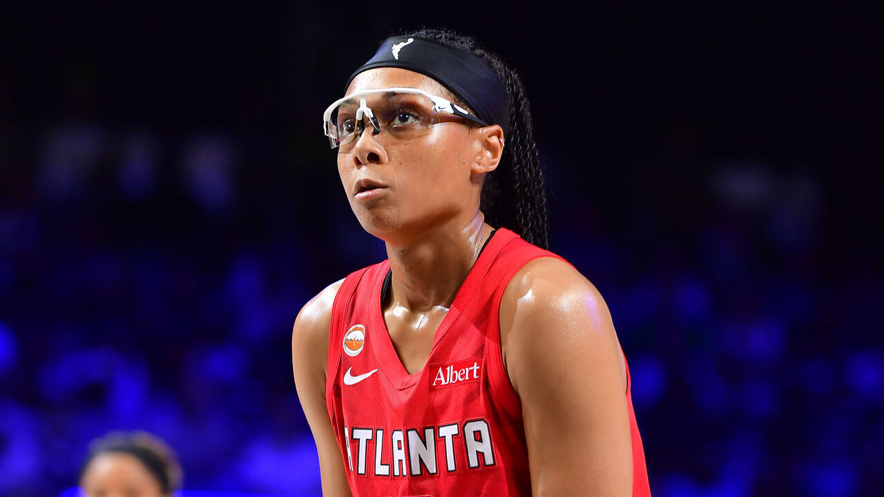 ARLINGTON, TX - JULY 29: Allisha Gray #15 of the Atlanta Dream shoots the ball during the game against the Dallas Wings on July 29, 2026 at the College Park Center in Arlington, TX. Mandatory Copyright Notice: Copyright 2026 NBAE