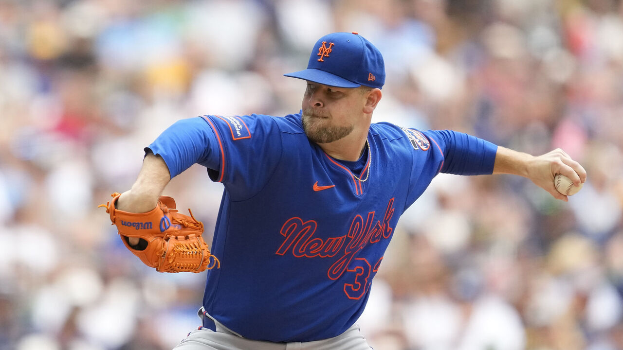 MILWAUKEE, WISCONSIN - JULY 22: A.J. Minter #33 of the New York Mets pitches against the Milwaukee Brewers in the seventh inning at American Family Field on July 22, 2026 in Milwaukee, Wisconsin.