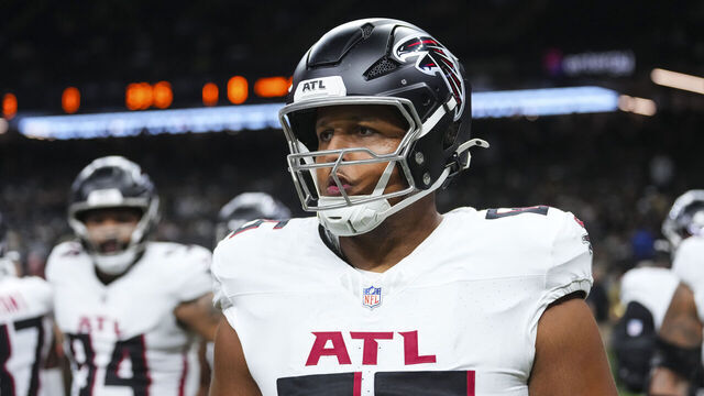 NEW ORLEANS, LOUISIANA - NOVEMBER 23 : Matthew Bergeron #65 of the Atlanta Falcons warms up prior to an NFL football game against the New Orleans Saints at Caesars Superdome on November 23, 2025 in New Orleans, Louisiana.