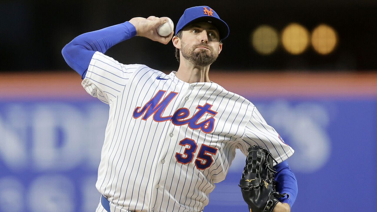 NEW YORK, NEW YORK - APRIL 22: Clay Holmes #35 of the New York Mets pitches during the second inning against the Minnesota Twins at Citi Field on April 22, 2026 in New York City.