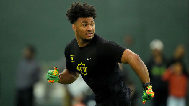 EUGENE, OREGON - MARCH 17: Kenyon Sadiq #18 of the Oregon Ducks runs during tight end drills at Oregon Ducks Pro Day at Moshofsky Center on March 17, 2026 in Eugene, Oregon.