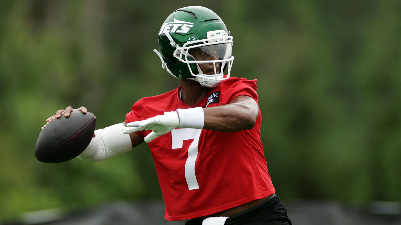 FLORHAM PARK, NEW JERSEY - JULY 29: Geno Smith #7 of the New York Jets throws during training camp at Atlantic Health Jets Training Center on July 29, 2026 in Florham Park, New Jersey.