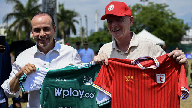 Cali's mayor Alejandro Eder presents FIFA'S president Gianni Infantino with the jerseys of Deportivo Cali (L) and America de Cali football teams during a visit to a sports complex in Cali, Colombia, on August 7, 2026.