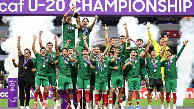 TOPSHOT - Mexico's defender #04 Carlos Hernandez and midfielder #18 Samir Inda lift the trophy with their teammates after winning the Concacaf U-20 Championship final football match between United States and Mexico at the Banorte Stadium in Mexico City on August 9, 2026.