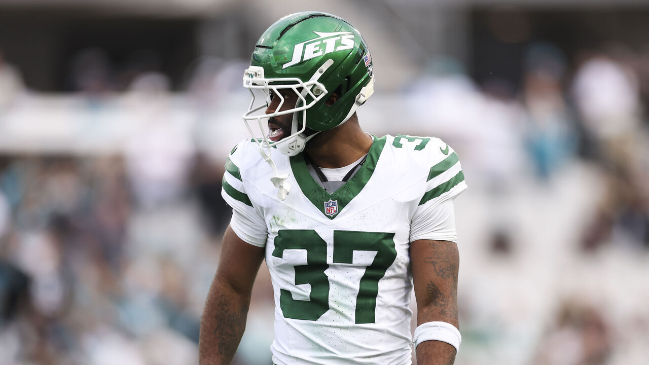 JACKSONVILLE, FLORIDA - DECEMBER 14: Qwan'tez Stiggers #37 of the New York Jets in coverage during an NFL 2025 game against the Jacksonville Jaguars at Everbank Stadium on December 14, 2025 in Jacksonville, Florida.