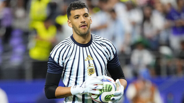ARLINGTON, TEXAS - JUNE 22: Geronimo Rulli of Argentina warms up during the FIFA World Cup 2026 Group J match between Argentina and Austria at Dallas Stadium on June 22, 2026 in Arlington, Texas.