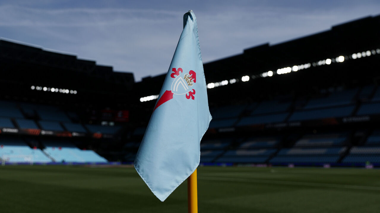VIGO, SPAIN - APRIL 16: A detailed view of the Celta Vigo branded corner flag inside the stadium prior to the UEFA Europa League 2025/26 Quarter-Final Leg Two match between Real Club Celta and SC Freiburg at Estadio Balaidos on April 16, 2026 in Vigo, Spain.