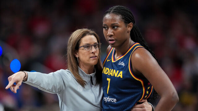 INDIANAPOLIS, INDIANA - JUNE 17: Head coach Stephanie White of the Indiana Fever meets with Aliyah Boston #7 in the third quarter against the Connecticut Sun at Gainbridge Fieldhouse on June 17, 2025 in Indianapolis, Indiana.