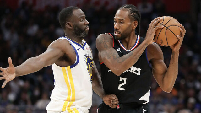 LOS ANGELES, CALIFORNIA - DECEMBER 02: Kawhi Leonard #2 of the LA Clippers handles the ball defended by Draymond Green #23 of the Golden State Warriors in the fourth quarter at Crypto.com Arena on December 02, 2023 in Los Angeles, California.