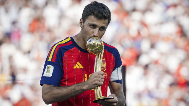 METLIFE STADIUM, EAST RUTHERFORD, NEW JERSEY, UNITED STATES - 2026/07/19: Rodri of Spain kisses the 'Golden Ball' award during the award ceremony following the FIFA World Cup 2026 final football match between Spain and Argentina. Spain won 1-0 over Argentina after extra time.