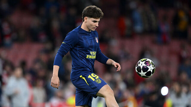 LONDON, ENGLAND - MAY 05: Julian Alvarez of Atletico de Madrid warms up prior to the UEFA Champions League 2025/26 Semi Final Second Leg match between Arsenal FC and Atletico de Madrid at Arsenal Stadium on May 05, 2026 in London, England.