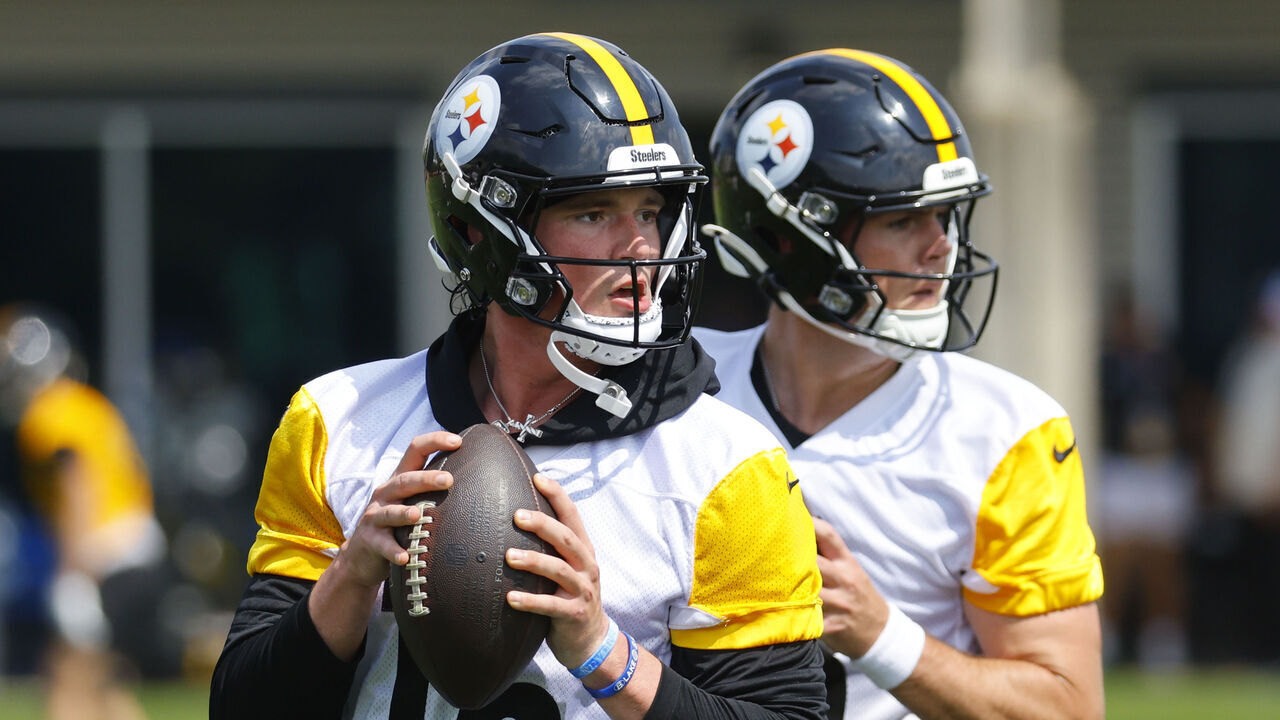PITTSBURGH, PENNSYLVANIA - JUNE 11: Drew Allar #16 of the Pittsburgh Steelers and Will Howard #18 throw a pass at UPMC Rooney Sports Complex on June 11, 2026 in Pittsburgh, Pennsylvania.