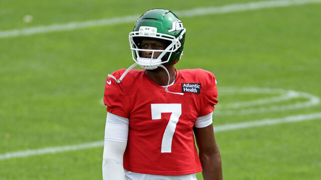 FLORHAM PARK, NEW JERSEY - AUGUST 11: Geno Smith #7 of the New York Jets during a joint practice between the Tampa Bay Buccaneers and New York Jets at Atlantic Health Jets Training Center on August 11, 2026 in Florham Park, New Jersey.