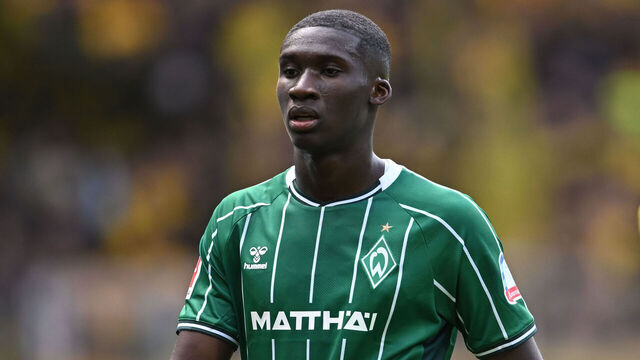 16 May 2026, Bremen: Soccer, Men, Bundesliga, SV Werder Bremen - Borussia Dortmund, Matchday 34, Weserstadion. Karim Coulibaly (l, Werder Bremen) and Maximilian Beier (Borussia Dortmund) go into the break. Photo: Carmen Jaspersen/dpa - IMPORTANT NOTE: In accordance with the regulations of the DFL German Football League and the DFB German Football Association, it is prohibited to utilize or have utilized photographs taken in the stadium and/or of the match in the form of sequential images and/or video-like photo series.