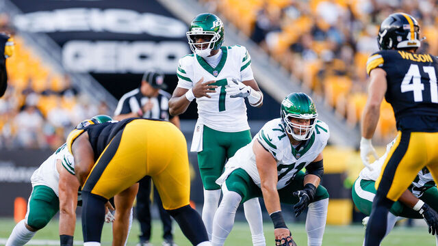 PITTSBURGH, PENNSYLVANIA - AUGUST 21: Geno Smith #7 of the New York Jets calls a play during the first quarter of a preseason game against the Pittsburgh Steelers at Acrisure Stadium on August 21, 2026 in Pittsburgh, Pennsylvania.